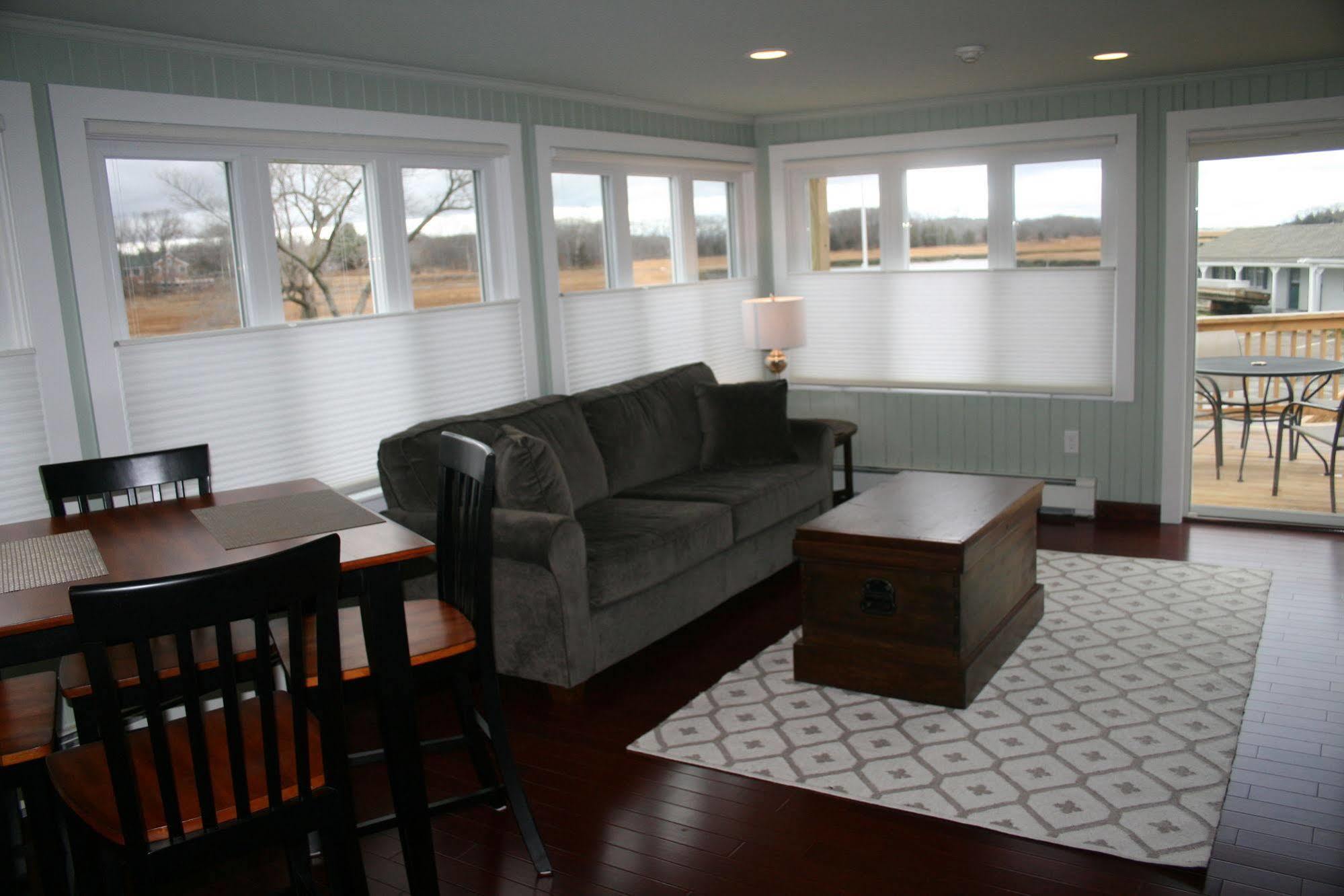 Shea'S Riverside Inn & Motel Essex Extérieur photo