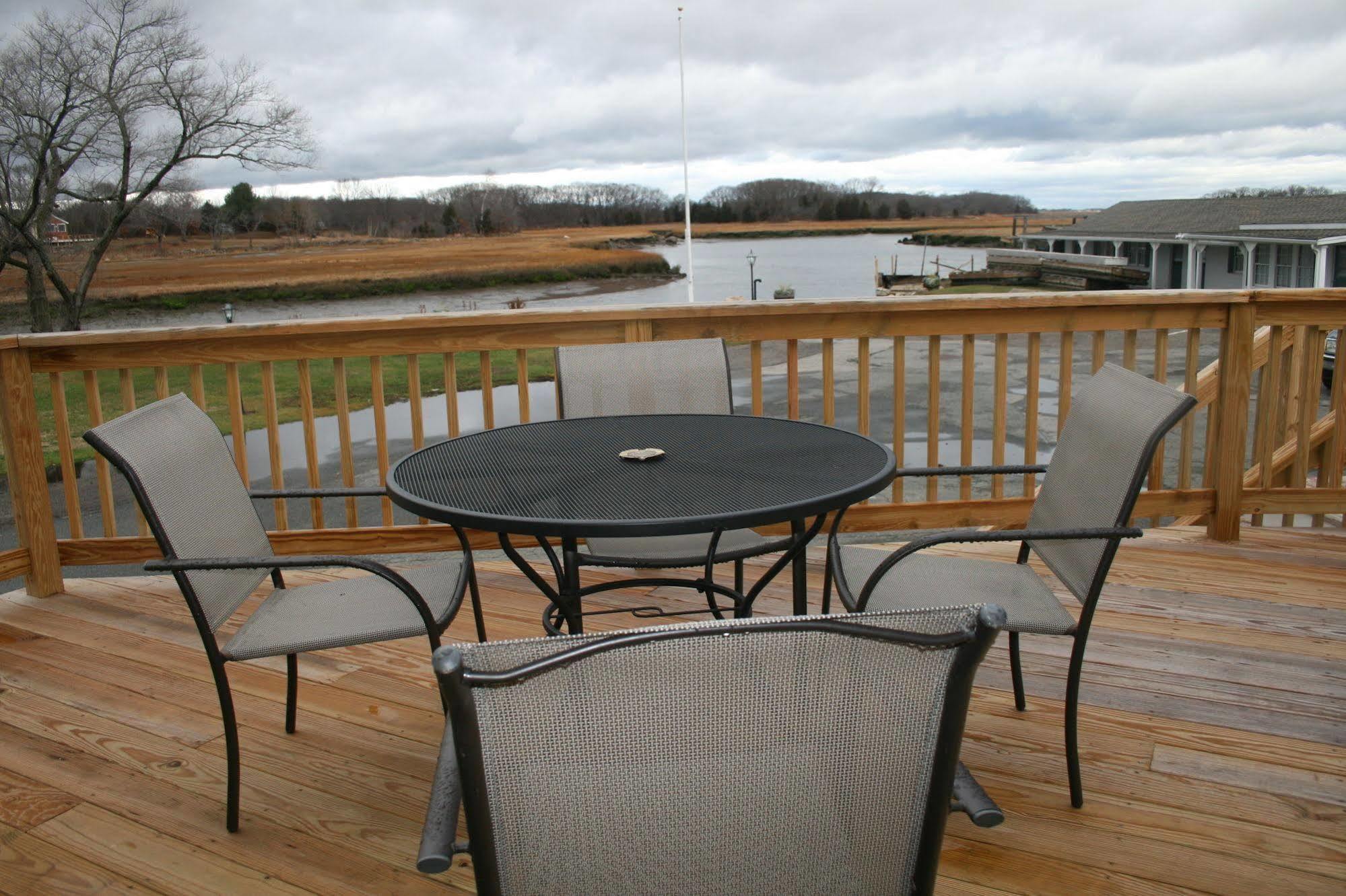 Shea'S Riverside Inn & Motel Essex Extérieur photo