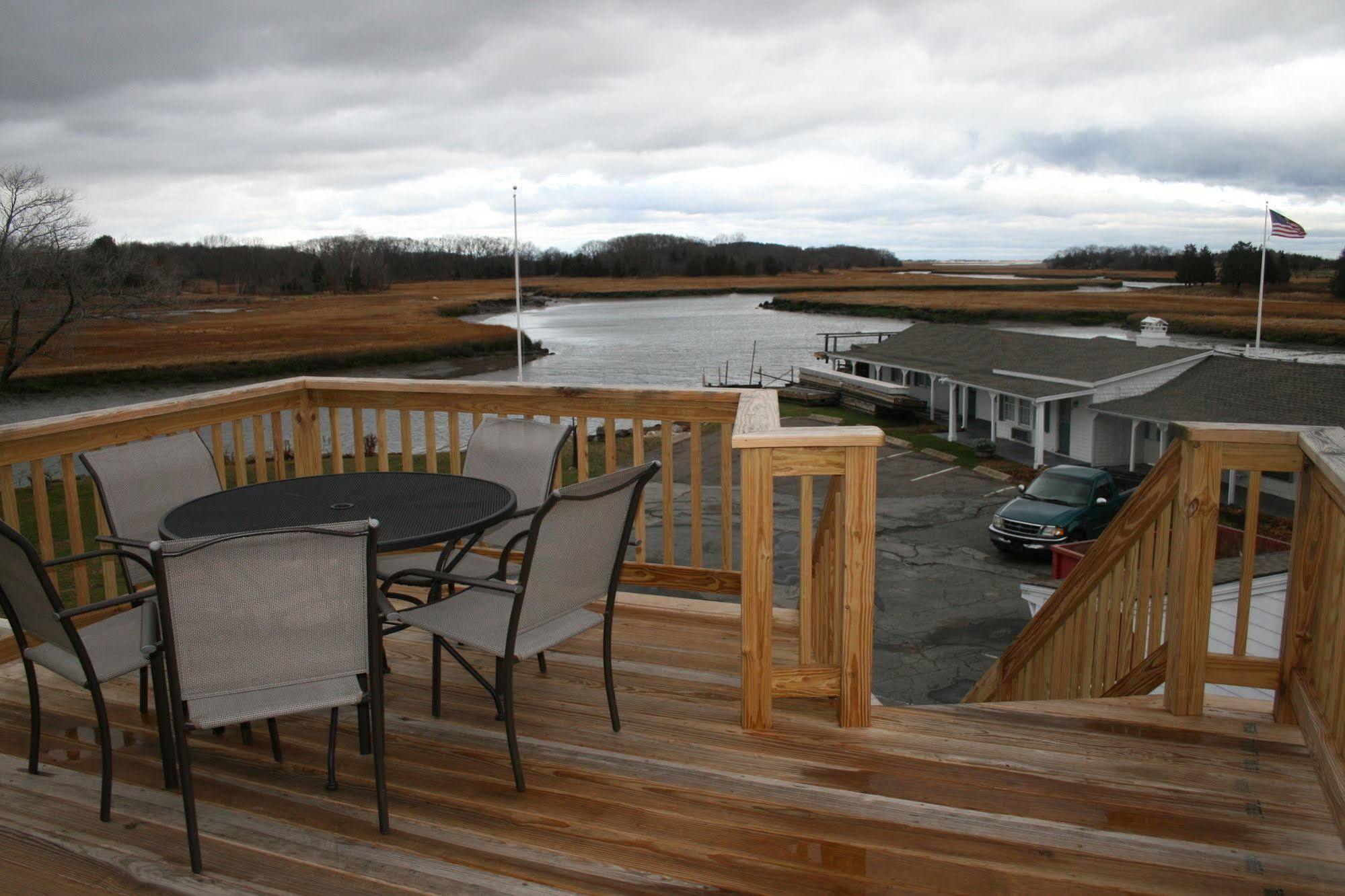 Shea'S Riverside Inn & Motel Essex Extérieur photo